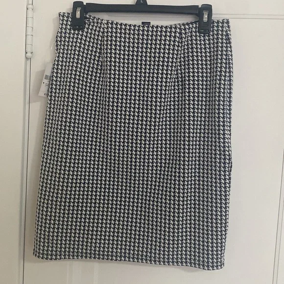 Cute black and white skirt, side slit detail! - Picture 3 of 3